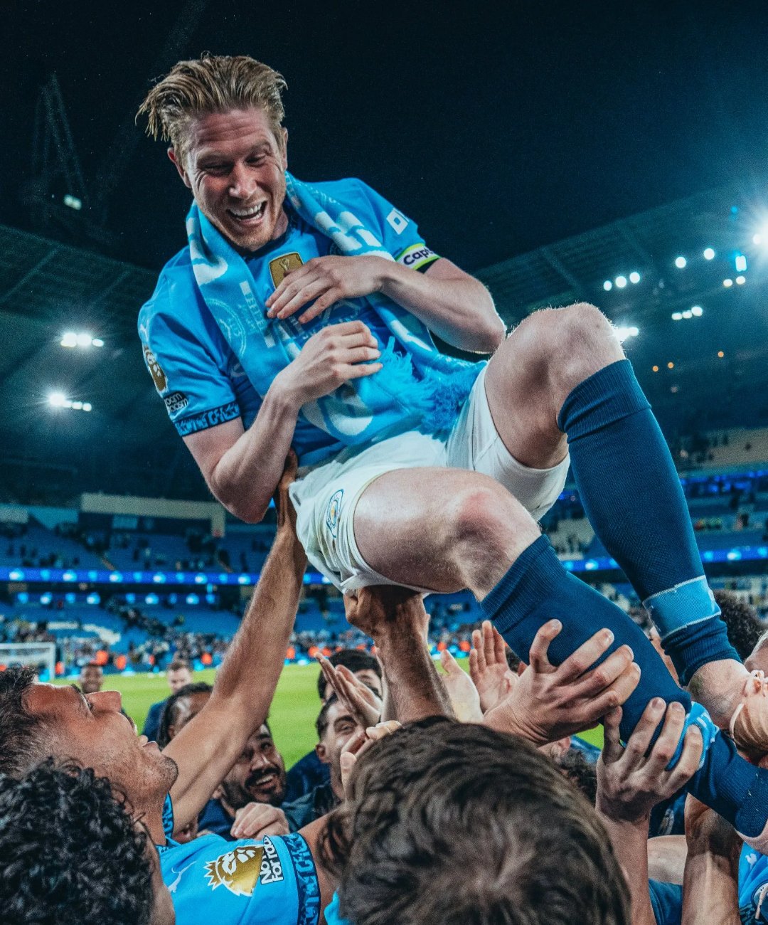 德布劳内在曼联比赛中势不可挡，连败引发热议！(曼城前瞻德布劳内因伤缺阵 蓝月冲击英超神纪录)